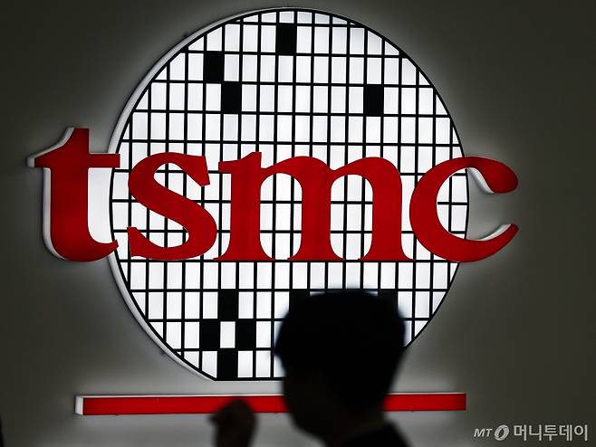 지난 10월 서울 강남구 코엑스에서 열린 ‘제26회 반도체대전(SEDEX)’에 대만 TSMC 간판이 설치돼 있다./사진=뉴스1