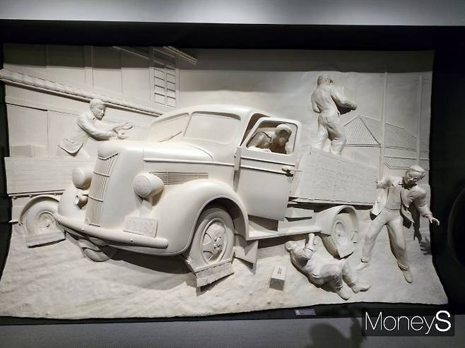 판매한 트럭에 문제가 생겼을 때 키이치로가 직접 현장을 찾아 문제를 해결한 일화를 담은 조각 /사진=박찬규 기자