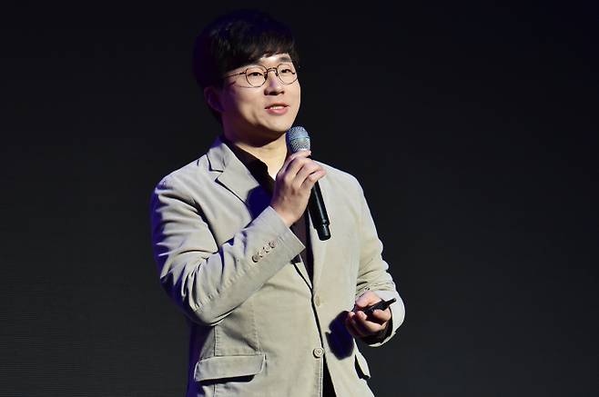 345만명이 구독하는 경제 유튜버 채널 '슈카월드'를 운영하는 슈카(전석재·45)가 윤석열 대통령의 비상계엄 선포, 해제와 관련한 발언으로 뭇매를 맞았다.사진은 지난 1월 서울 장충동 동대문디자인플라자(이하 DDP)에서 진행된 토스뱅크 외환 서비스 출시 기자간담회에 참석한 유튜버 슈카. /사진=뉴스1