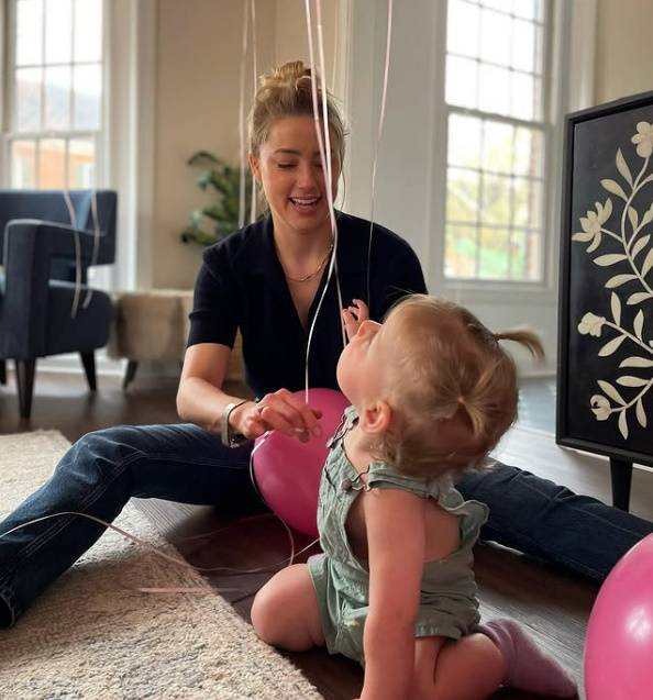 엠버 허드, 오나 페이지./엠버 허드 소셜미디어