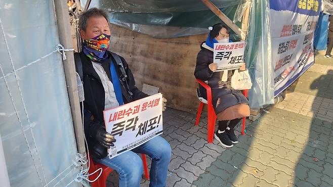 6일 오후 4시께 서울 여의도 국회 앞에 시민들이 모여 윤석열 대통령의 퇴진을 촉구하고 있다. 안효정 기자.