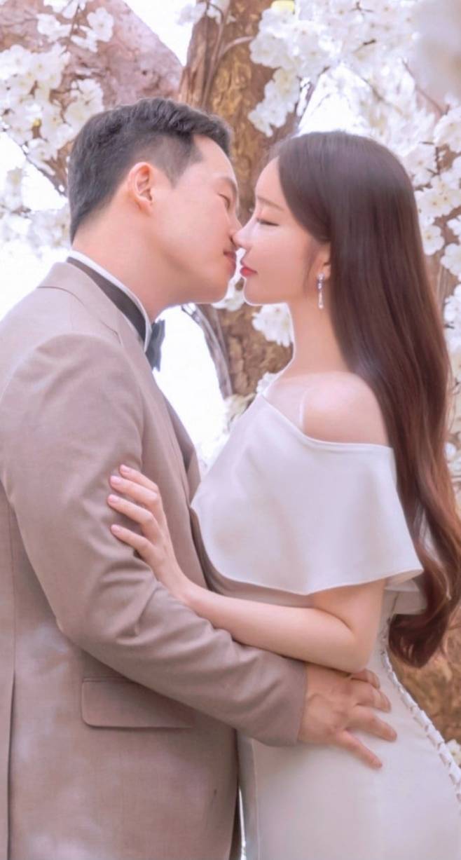 [서울=뉴시스] 김주현 한화 이글스 전력분석원이 오는 7일 서울 리베라 호텔에서 결혼식을 올린다. (사진=한화 제공) 2024.12.06. *재판매 및 DB 금지