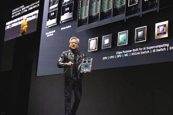 [서울=뉴시스]지난 13일 일본 도쿄에서 열린 AI 서밋 재팬에서 젠슨 황 엔비디아 CEO가 첨단 AI 슈퍼컴퓨팅 플랫폼인 블랙웰을 선보이고 있다. 미 뉴욕타임스(NYT)는 5일 황이 각종 수단을 동원해 절세한 상속세가 11조 원에 달한다고 보도했다. (사진 = 엔비디아) 2024.12.6. photo@newsis.com   *재판매 및 DB 금지