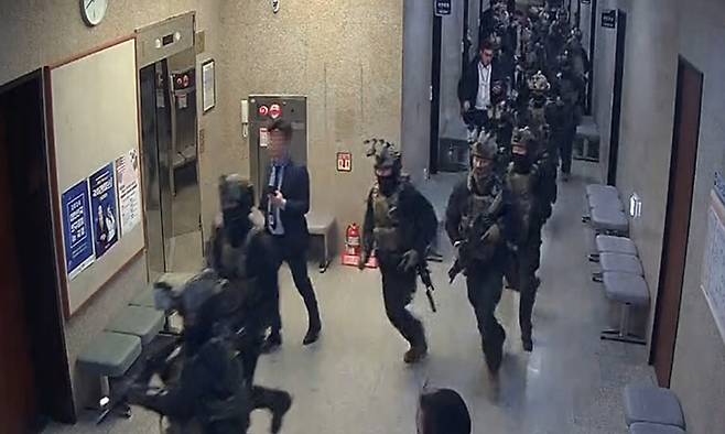 5일 국회사무처가 공개한 지난 3일 밤 계엄령 선포 후 국회의사당에 진입한 계엄군의 작전 상황을 담은 폐쇄회로(CCTV)영상. 국회사무처 제공