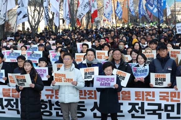 국민들이 지난 4일 서울 광화문광장에서 윤석열 대통령 퇴진 집회를 열고 있다. - 연합뉴스