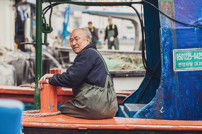 <아침바다 갈매기는>에서 선장 영국(사진)은 이 마을을 떠나려는 용수의 유일한 조력자다. ⓒ고집스튜디오 트리플픽쳐스 제공