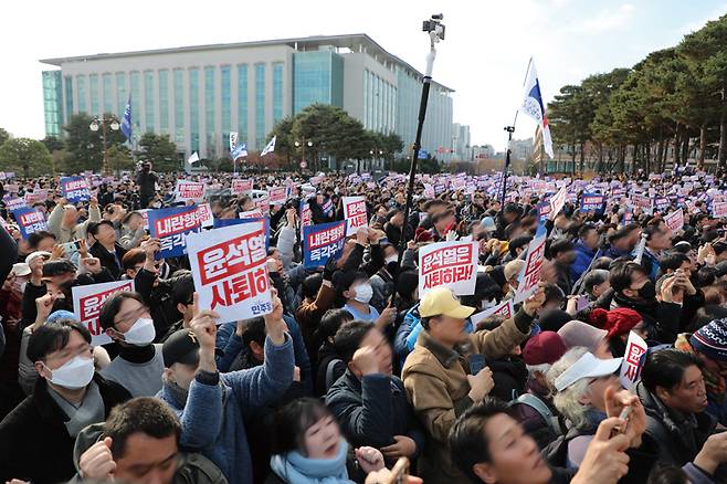 12월4일 국회 본청 계단에서 열린 야5당 윤석열 대통령 사퇴촉구 탄핵추진 비상시국대회에서 참석자들이 윤석열 사퇴를 외치고 있다. ⓒ시사저널 박은숙