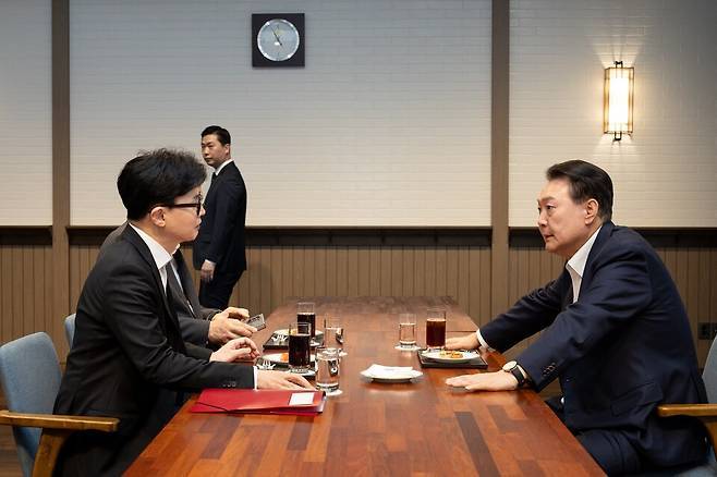윤석열 대통령이 10월21일 서울 용산 대통령실 앞 파인그라스에서 국민의힘 한동훈 대표를 만나 대화하고 있다. ⓒ연합뉴스