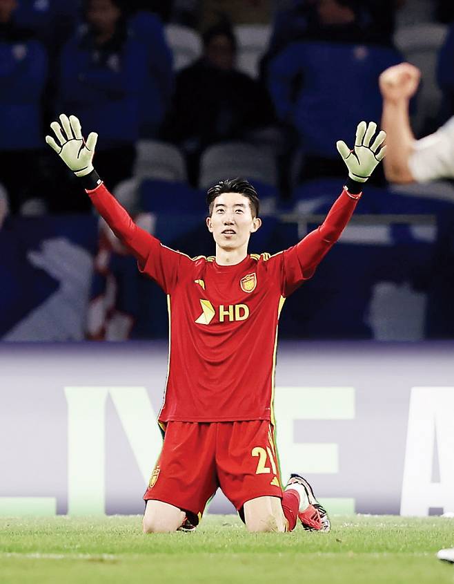 울산 골키퍼 조현우가 지난 4일 중국 상하이에서 열린 아시아챔피언스리그 엘리트 리그 스테이지 6차전에서 상하이 선화를 상대로 첫 승리를 결정지은 뒤 기뻐하고 있다. 프]로축구연맹 제공