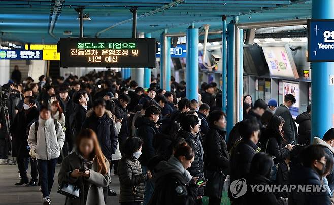 철도노조 파업으로 붐비는 지하철 (서울=연합뉴스) 신현우 기자 = 전국철도노동조합이 총파업에 돌입한 5일 오전 서울 지하철 1호선 신도림역 승강장에서 승객들이 열차를 기다리고 있다. 2024.12.5 nowwego@yna.co.kr