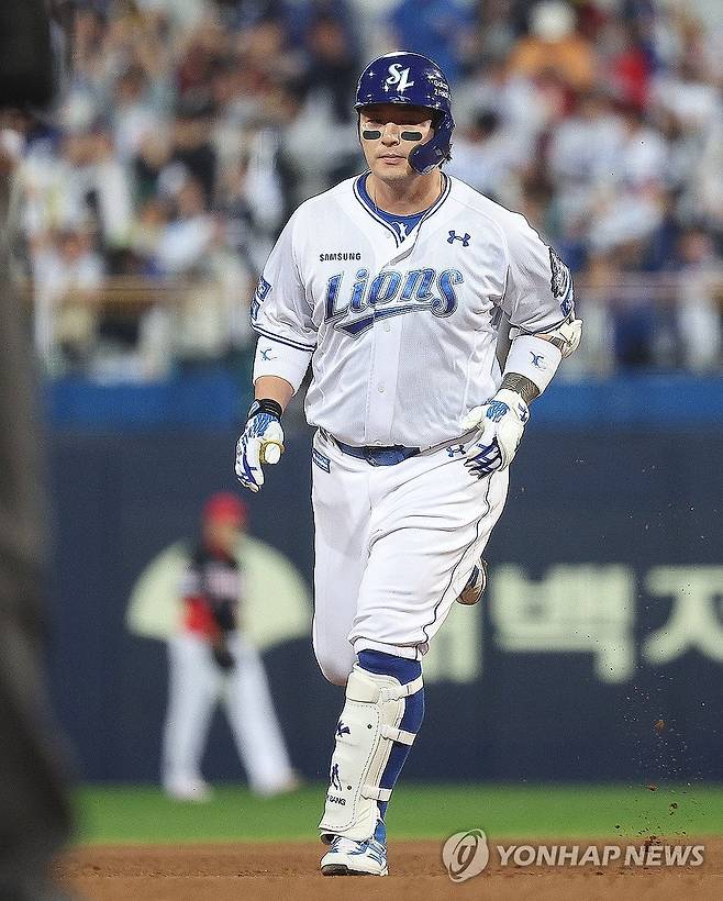 박병호 '홈런' (대구=연합뉴스) 윤관식 기자 = 25일 오후 대구 삼성라이온즈파크에서 열린 2024 신한 SOL뱅크 KBO 포스트시즌 한국시리즈 3차전 KIA 타이거즈와 삼성 라이온즈의 경기. 7회말 무사 주자 없는 상황에서 삼성 박병호가 1점 홈런을 치고 그라운드를 달리고 있다. 2024.10.25 psik@yna.co.kr