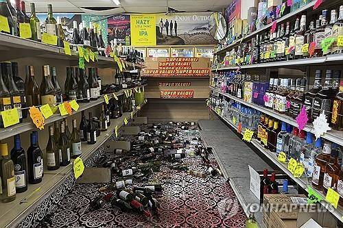 5일(현지시간) 발생한 캘리포니아 지진으로 피해 입은 한 상점 모습 [AP=연합뉴스. 재판매 및 DB 금지]