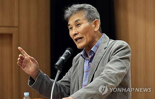 강연하는 강준만 명예교수 [연합뉴스 자료사진]