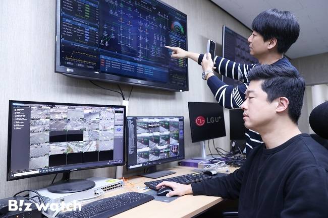 관제 시스템을 통해 통신망을 살펴보는 LG유플러스 직원의 모습./사진=LG유플러스 제공