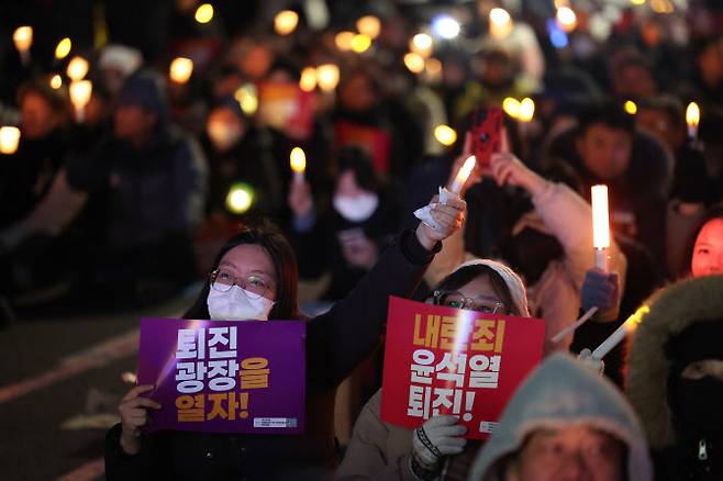 6일 오후 서울 영등포구 국회의사당역 인근에서 시민들이 대통령 탄핵을 촉구하는 촛불집회에 참석해 있다.(사진=연합뉴스)