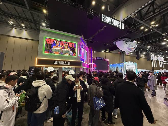 - 얼마 지나지 않아 굉장한 인파가 몰렸다