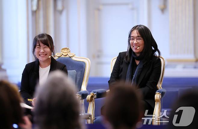 우리나라 최초, 아시아 여성 작가 중 처음으로 노벨문학상을 수상한 한강 작가가 6일(현지시간) 스톡홀름 스웨덴 아카데미(스웨덴 한림원)에서 기자회견을 하고 있다. 2024.12.6/뉴스1 ⓒ News1 박지혜 기자