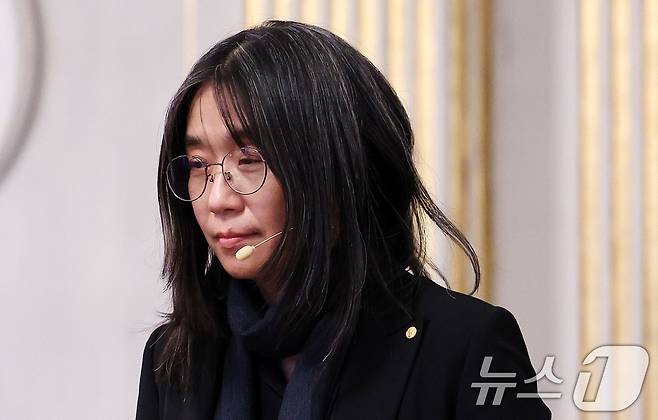 우리나라 최초, 아시아 여성 작가 중 처음으로 노벨문학상을 수상한 한강 작가가 6일(현지시간) 스톡홀름 스웨덴 아카데미(스웨덴 한림원)에서 열린 기자회견에 입장하고 있다. 2024.12.6/뉴스1 ⓒ News1 박지혜 기자