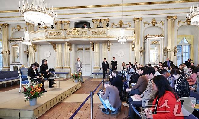 우리나라 최초, 아시아 여성 작가 중 처음으로 노벨문학상을 수상한 한강 작가가 6일(현지시간) 스톡홀름 스웨덴 아카데미(스웨덴 한림원)에서 기자회견을 하고 있다. 2024.12.6/뉴스1 ⓒ News1 박지혜 기자