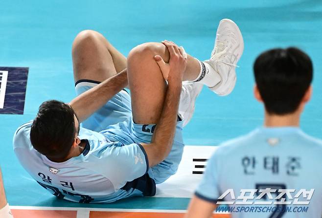 우리카드 알리가 1세트 중반 무릎 통증을 호소하고 있다. 사진제공=KOVO