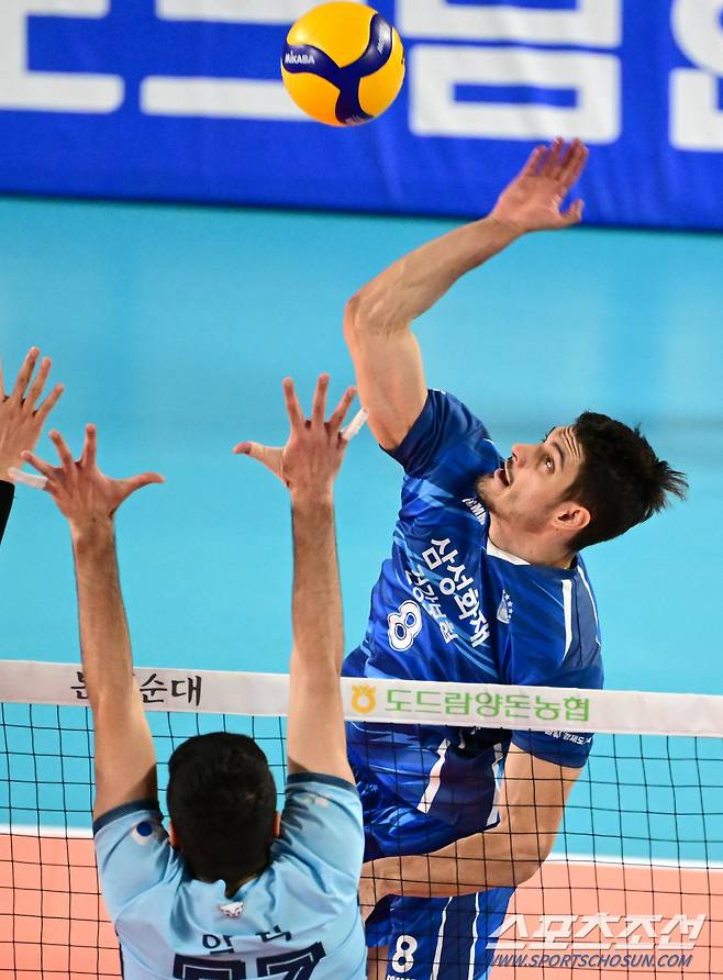 삼성화재 그로즈다노프가 스파이크를 날리고 있다. 사진제공=KOVO