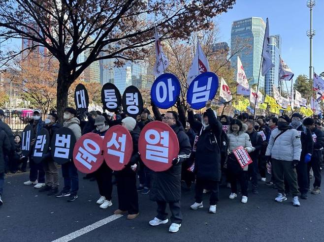 서울 영등포구 국회의사당 앞에서 시민들이 윤석열 대통령 퇴진을 요구하고 있다. 염다연 기자