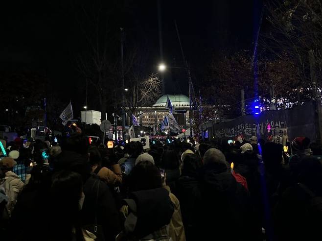 서울 영등포구 국회의사당 앞에서 열린 대통령 탄핵 촉구 집회에 시민들이 운집해있다. 염다연 기자