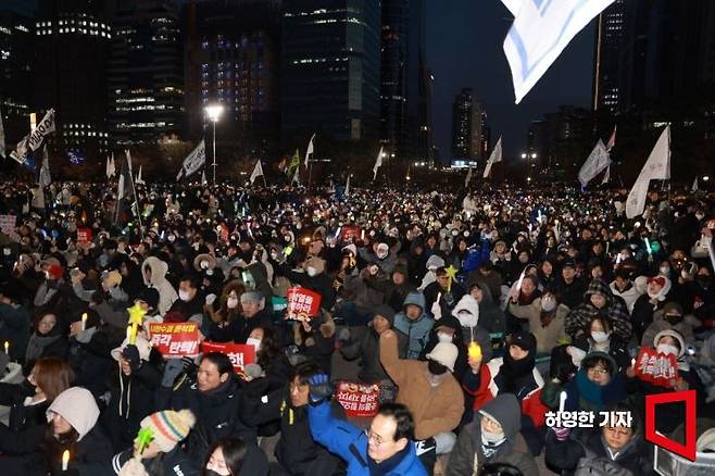 서울 여의도공원에 운집한 시민들이 탄핵 구호를 외치고 있다. 허영한 기자