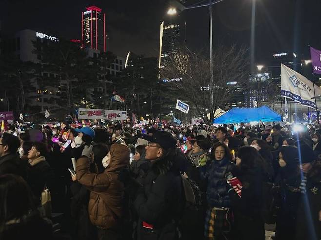 서울 영등포구 국회의사당 앞에서 열린 대통령 탄핵 촉구 집회에 시민들이 생중계 영상을 보고 있다. 염다연 기자