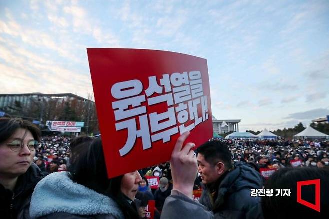 서울 여의도 국회 앞에서 시민들이 윤 대통령의 탄핵을 촉구하고 있다. 강진형 기자