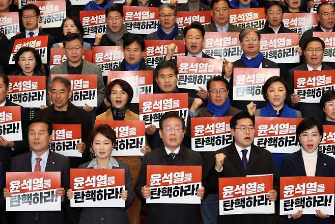 이재명 더불어민주당 대표를 비롯한 민주당 의원들이 7일 오전 국회 로텐더홀에서 열린 의원총회에서 윤 대통령 대국민담화 규탄 구호를 외치고 있다. ⓒ뉴시스