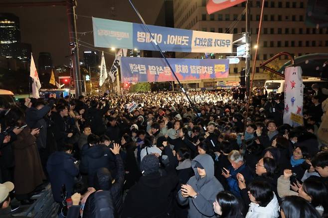 윤석열 대통령이 비상계엄을 선포한 가운데 4일 자정께 서울 여의도 국회의사당 앞에서 시민들이 계엄 해제 구호를 외치고 있다. 연합뉴스 제공