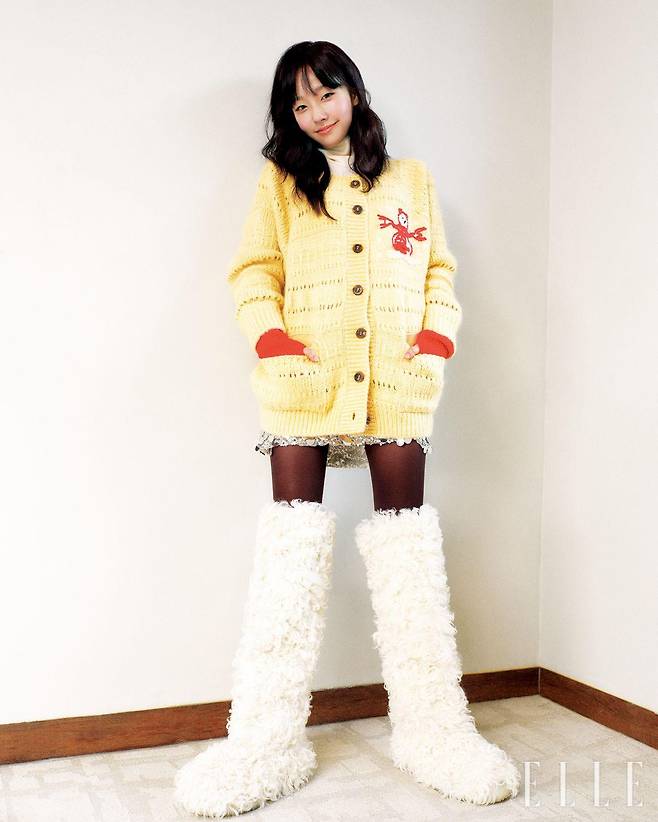 아이보리 터틀넥과 시어링 부츠는 모두 Moncler Collection. 벌키 카디건은 Nancyboo. 스팽글 스커트와 핸드 워머, 스타킹은 스타일리스트 소장품.