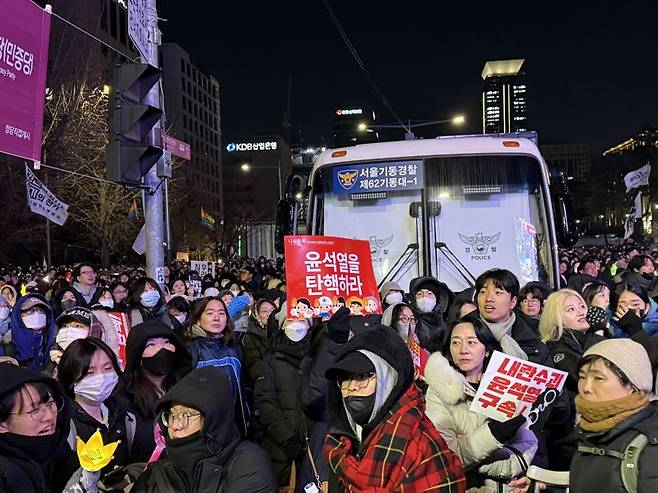 7일 오후 윤석열 대통령에 대한 탄핵소추안 표결을 앞두고, 국회가 있는 여의도 곳곳에서는 윤석열 대통령의 퇴진을 촉구하는 대규모 집회가 열렸다.