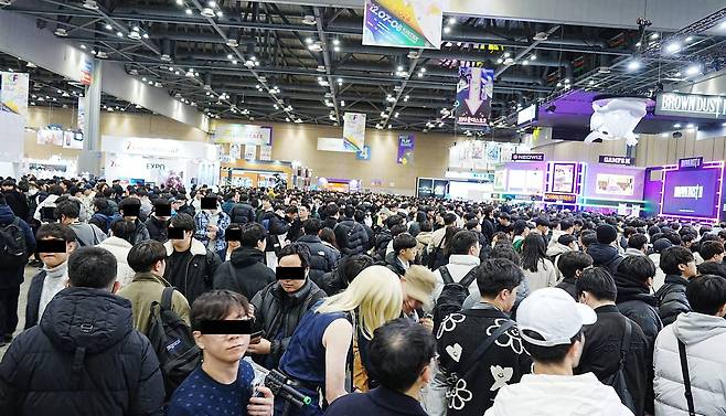 네오위즈 브라운 더스트 2와 시프트업 니케 앞에 줄선 인파들