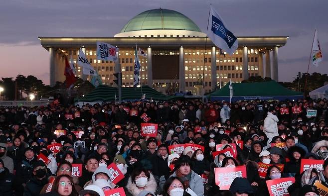 7일 오후 서울 여의도 국회 의사당 앞에서 시민들이 국회 본회의장에서 진행되고 있는 김건희 여사 특검 투표 결과를 대형 화면으로 바라보고 있다. 김봉규 선임기자 bong9@hani.co.kr