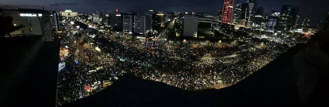 2024년 12월7일 ‘윤석열 대통령 탄핵소추안’이 표결에 부쳐진 시각, ‘윤석열 대통령 탄핵안 가결’을 외치는 시민들이 서울 영등포구 국회 앞 국회대로를 가득 채우고 있다. 류우종 기자