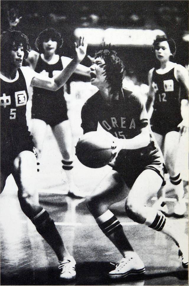 박찬숙(오른쪽 두 번째) 감독이 1982년 5월 3일 일본 도쿄 요요기체육관에서 열린 제9회 아시아여자농구선수권대회 결승전 중국과 경기에서 공격을 시도하고 있다. 이날 박찬숙은 경기 종료 16초를 남기고 중거리슛을 성공시키며 65-64 짜릿한 역전승을 이끌었다. 이 대회에서 한국은 5전 전승으로 우승을 차지했다. 한국일보 자료사진