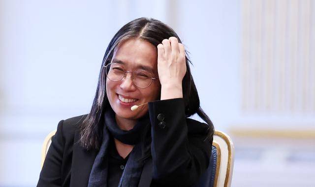 한강 작가가 노벨문학상 수상을 계기로 시상식이 열리는 스웨덴 스톡홀름에서 6일 진행한 기자회견에서 활짝 웃고 있다. 스톡홀름=뉴스1