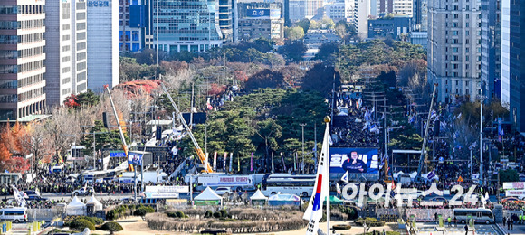 윤석열 대통령에 대한 탄핵소추안 표결을 앞둔 7일 오후 서울 여의도 국회 앞에서 대통령 퇴진과 탄핵안 통과를 촉구하는 시민들이 집회를 하고 있다. [사진=곽영래 기자]