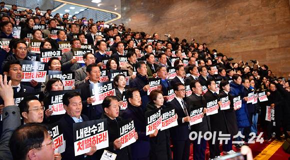 이재명 더불어민주당 대표를 비롯한 의원들이 7일 서울 여의도 국회 로텐더홀에서 윤석열 대통령에 대한 탄핵소추안 표결이 무산된 뒤 탄핵 촉구 및 국민의힘을 규탄하고 있다. [사진=곽영래 기자]