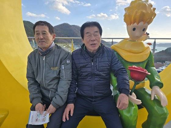 감천문화마을 주민협의회 송승홍 회장(오른쪽)과 문원식 부회장(왼쪽)이 마을 발전 방향에 대해 말하고 있다. 이은지 기자
