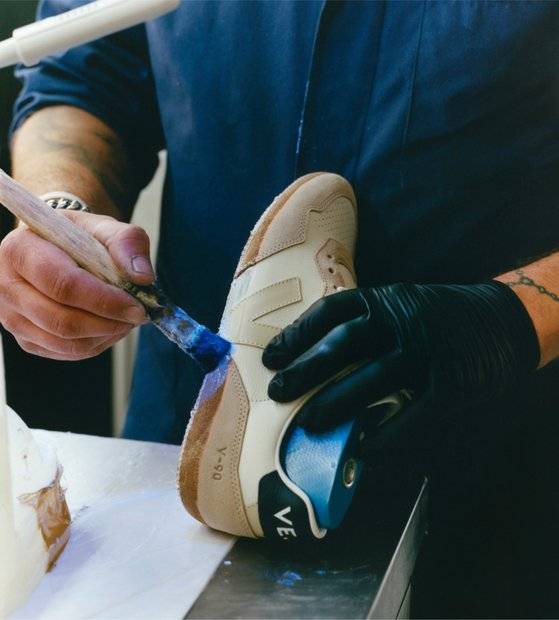베자는 마음에 드는 운동화를 오랜 시간 사용할 수 있도록 전문 수선 공간 '코블러'를 운영한다. 사진 베자