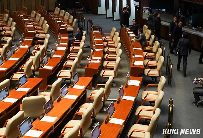 7일 오후 서울 여의도 국회 본회의장에서 김건희 특검법 제의안이 부결된 뒤 윤석열 대통령 탄핵안이 상정되자 국민의힘 의원들이 퇴장하고 있다. 사진=유희태 기자&nbsp;