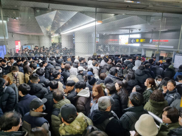 7일 보수단체의 윤석열 탄핵 중단을 촉구하기 위해 서울 광화문으로 향하고 있는 지하철 내 인파. 강해인기자