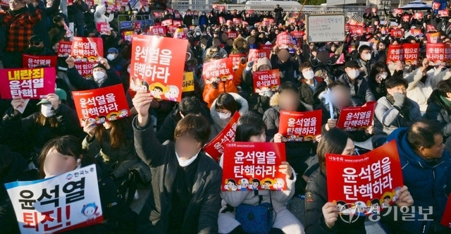 7일 오후 윤석열 대통령의 탄핵소추안 국회 본회의 표결을 앞두고 국회의사당 앞에서 탄핵 찬성과 반대 집회가 동시에 열리며 긴장감이 높아지고 있다. 사진은 탄핵 찬성 집회의 모습. 윤원규기자