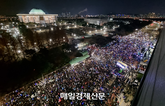 7일 저녁  서울 여의도 국회 앞에서 열린 ‘내란죄 윤석열 퇴진! 국민주권 실현! 사회대개혁! 범국민촛불대행진’에 수많은 시민이 모여 도로를 가득 메우고 있다. [이승환 기자]