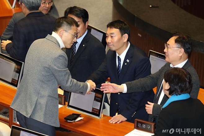 김상욱 국민의힘 의원이 7일 오후 서울 여의도 국회 본회의장에서 윤석열 대통령 탄핵소추안 투표를 마친뒤 더불어민주당을 비롯한 야당 의원들의 격려를 받고 있다. 2024.12.7/사진=뉴스1  /사진=(서울=뉴스1) 이광호 기자