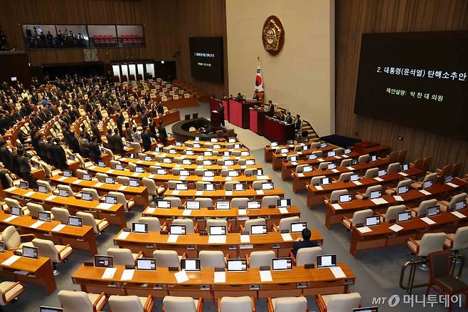 박찬대 더불어민주당 원내대표가 7일 오후 서울 여의도 국회에서 열린 제418회국회(정기회) 제17차 본회의에서 윤석열 대통령 탄핵소추안 제안설명에 나서 동료의원들과 본회의장을 나간 국민의힘 의원 이름을 호명하고 있다. 오른쪽 아래는 안철수 국민의힘 의원. 2024.12.07.  /사진=뉴시스