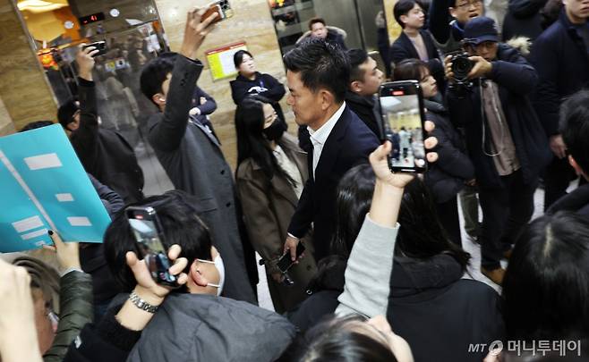 김태호 국민의힘 의원이 7일 오후 서울 여의도 국회에서 열린 본회의에서 윤석열 대통령의 탄핵 표결을 앞두고 본회의장을 빠져나오고 있다. 2024.12.7/뉴스1  Copyright (C) 뉴스1. All rights reserved. 무단 전재 및 재배포,  AI학습 이용 금지.